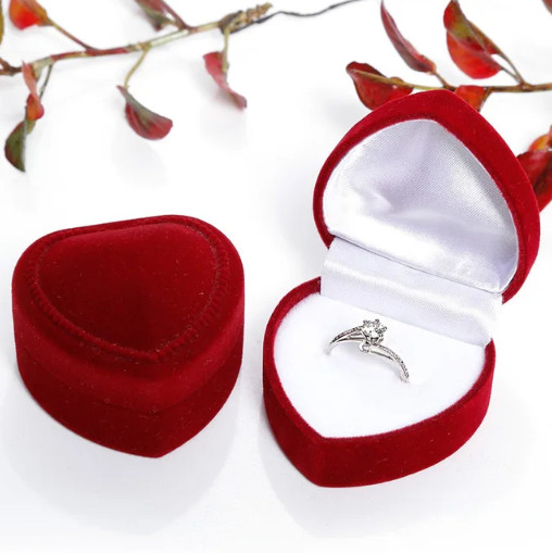 Rotes Herzförmiges Schmuckkästchen für Ring